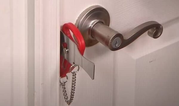 攜帶型防盜門鎖 the portable door lock